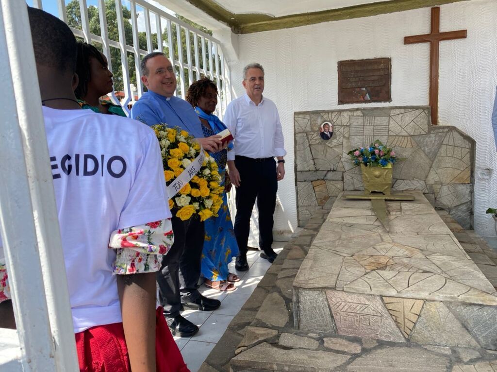 Besuch von Marco Impagliazzo in Goma, Ostkongo. Beginn am Grab von Floribert, ein Vorbild im friedlichen Widerstand gegen das Böse